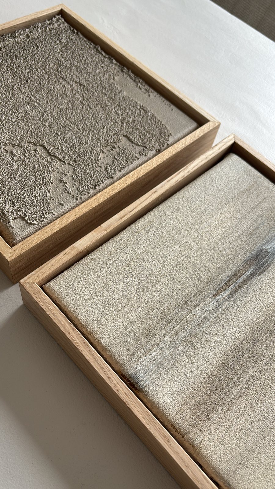 Zwei gerahmte Strukturbilder auf dem Ateliertisch